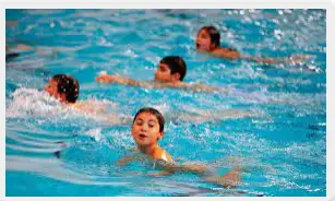 ما هو تفسير حلم السباحة في المسبح مع أشخاص لابن سيرين؟